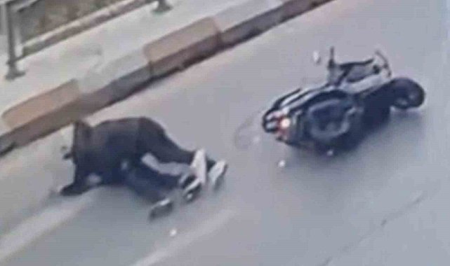 Motosikletteki 2 kişi metrelerce sürüklendi