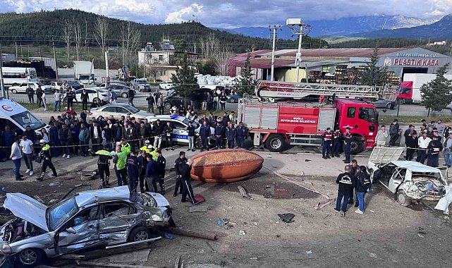 Muğla'da araç önce direğe, sonra duran otomobile çarptı: 4 ölü, 2 ağır yaralı