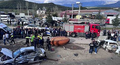 Muğla'da araç önce direğe, sonra duran otomobile çarptı: 4 ölü, 2 ağır yaralı