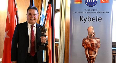 Muhittin Böcek "Kybele" ödülünü aldı
