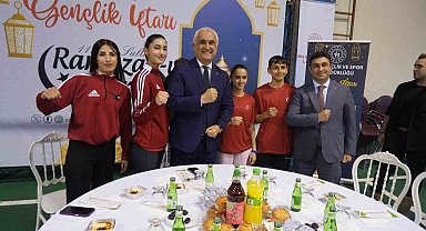 Muş'ta genç sporcular iftar sofrasında buluştu