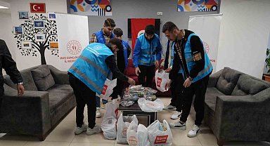 Muş'ta öğrenciler sürücülere iftariyelik dağıttı