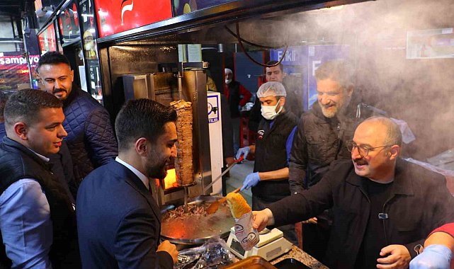 Mustafa Varank, Ankara'da gençlerle kokoreççide sahur yaptı