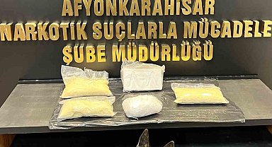 Narkotik köpeğinin uyuşturucuyu bulma anı polis kamerasında