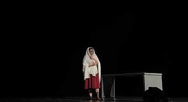 Nazan Kesal, Maltepe'de sahne aldı
