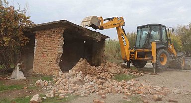 Nazilli Belediyesi, metruk binaları yıkıyor