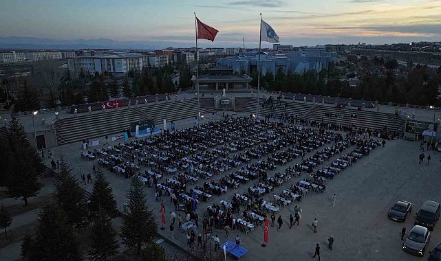 Niğde Belediyesi'nden üniversite öğrencilerine 7 bin 500 kişilik iftar yemeği