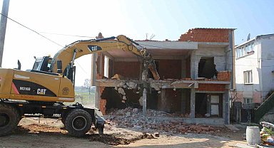 Nilüfer'de 2 katlı kaçak bina yıkıldı