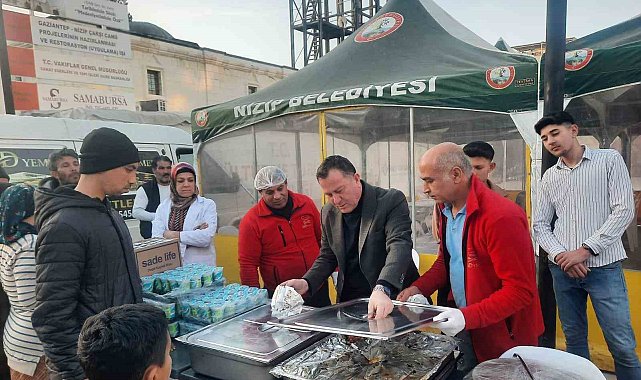 Nizip Belediyesi, iftar sofralarıyla yüzlerce vatandaşı ağırlıyor