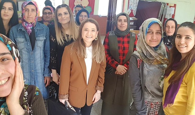 Nurten Öğretmen, kadınlar için kurduğu Türkiye'nin ilk 'Gezici Köy Atölyesi'yle kırsal bölgedeki kadınlarla buluşuyor