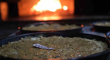 Odun ateşinde pişirilen iftar ve sahur sofralarının vazgeçilmezi: 'Tahinli pide'