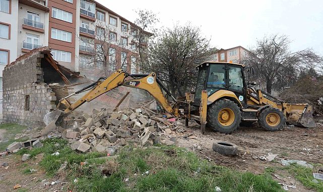 Odunpazarı Belediyesi tehlike arz eden metruk binayı yıktı