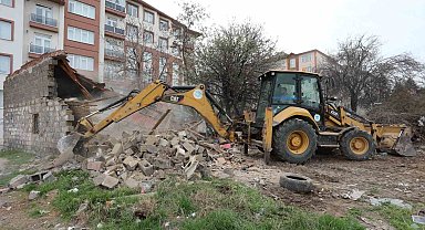 Odunpazarı Belediyesi tehlike arz eden metruk binayı yıktı