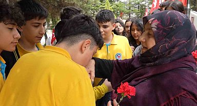 Oğlunun mezarı ziyaretçi akınına uğrayan şehit annesi: "Acım büyük ama gururluyum"