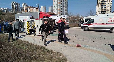 Öğrenci servisi ile hafif ticari araç çarpıştı: 10 yaralı
