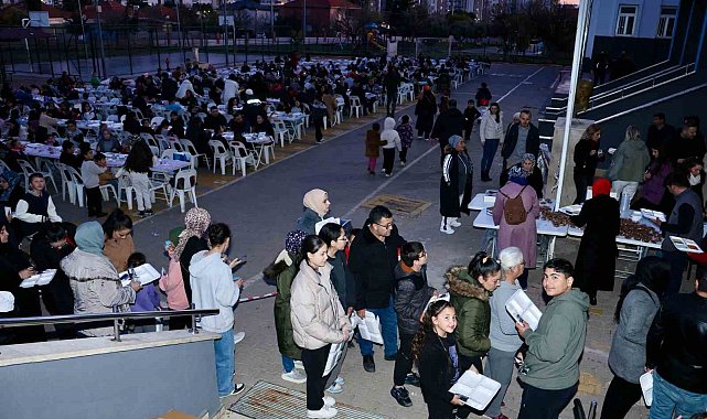 Öğrenci velileri okul bahçesinde düzenlenen iftarda buluştu