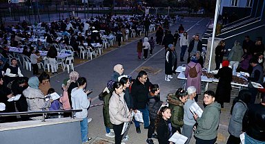 Öğrenci velileri okul bahçesinde düzenlenen iftarda buluştu