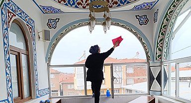 Öğrenciler mahallelerindeki camiyi temizledi