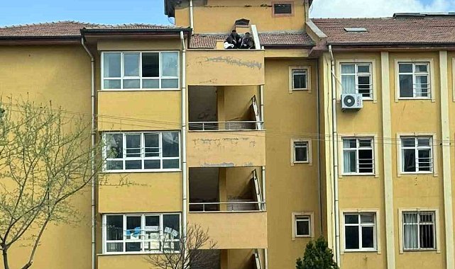 Öğrenciler okulun çatısında sigara içti