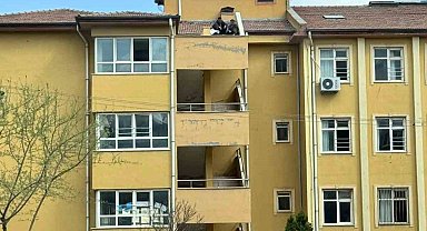 Öğrenciler okulun çatısında sigara içti