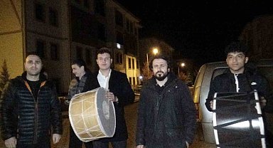 Öğrenciler ramazan davulu çalıp, mani söyledi