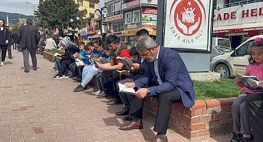 Öğrenciler sokakta kitap okuyarak arkındalık oluşturdu