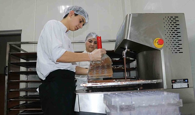 Öğrencilerden gece vardiyalı bayram hazırlığı, 5 bin 500 paket çikolata satıldı