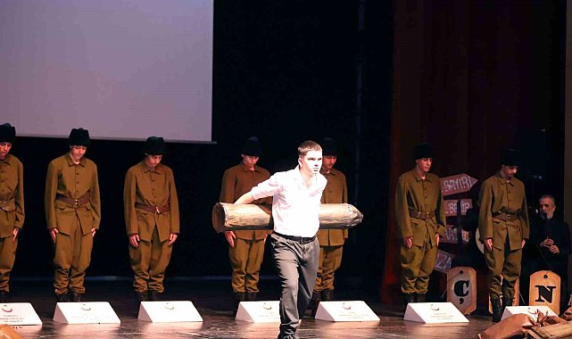 Öğrencilerin sahnelediği oyun duygusal anlar yaşattı
