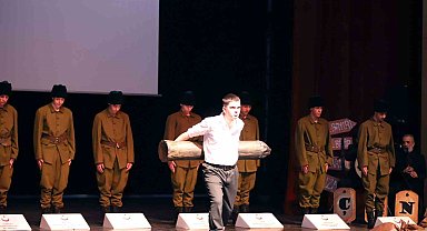 Öğrencilerin sahnelediği oyun duygusal anlar yaşattı