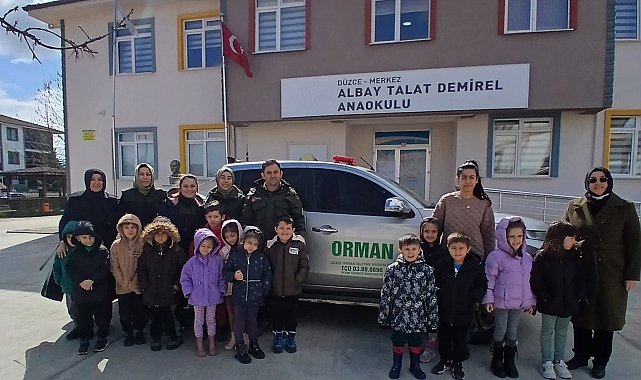 Öğrencilerle birlikte fidan diktiler