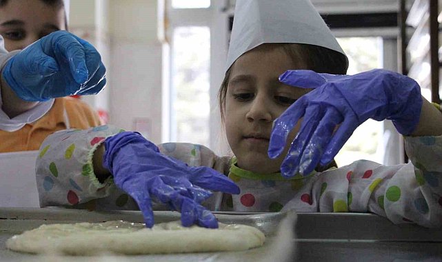 Öğretmen ve minik kalpler, kimsesiz vatandaşlar için kolları sıvadı