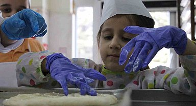 Öğretmen ve minik kalpler, kimsesiz vatandaşlar için kolları sıvadı