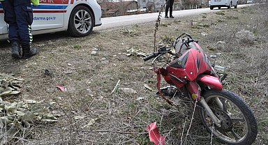 Okul çıkışı yaya olarak eve dönen 13 yaşındaki çocuğa motosiklet çarptı: 3 yaralı