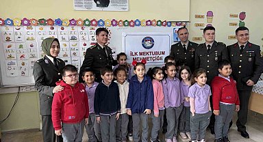 Okuma yazmayı yeni öğrenen minikler ilk mektubunu Mehmetçiğe yazdı