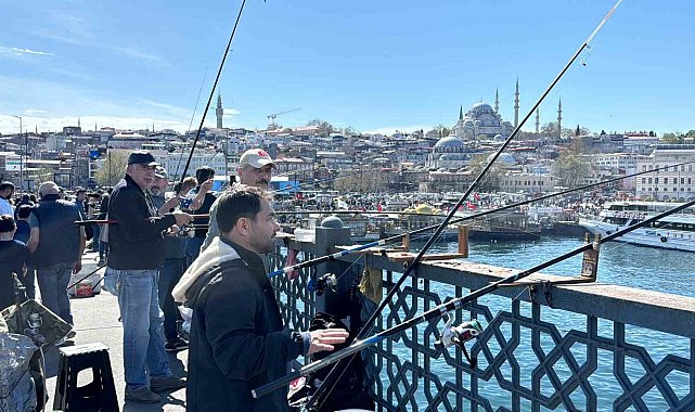 Olta balıkçıları bayramda Galata Köprüsü'ne akın etti