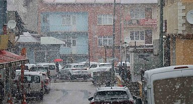 Oltu'ya lala lapa kar yağdı