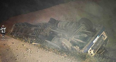 Ölüm virajı yine can aldı: Tır hurdaya döndü, sürücü hayatını kaybetti