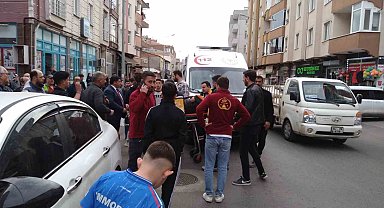 Önündeki araca çarpan motosikletli hastanelik oldu