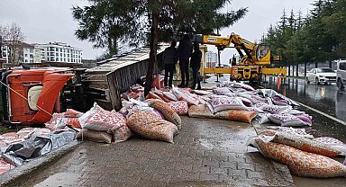 Ordu'da besi yemi yüklü tır devrildi: 1 yaralı