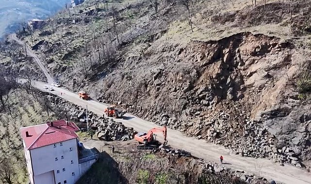 Ordu'da heyelan nedeniyle kapanan yol, kontrollü olarak ulaşıma açıldı