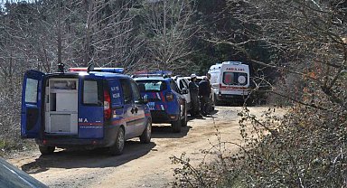Ormanlık alanda park halindeki kamyonette başından vurulmuş halde bulundu