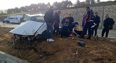 Orta refüje çarpan otomobil sürücüsü yaralandı