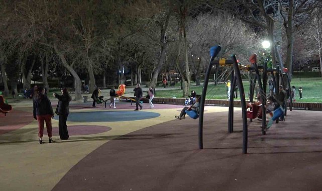Orucunu açan soluğu parklarda alıyor