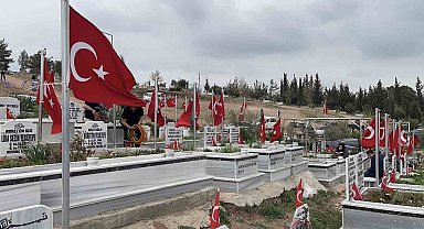 Osmaniye'de şehitler ile depremde hayatını kaybedenlerin kabirleri ziyaret edildi