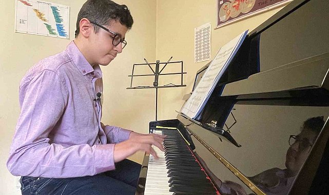 Otizmli müzik dehası, piyano çalma yeteneğiyle hayran bırakıyor