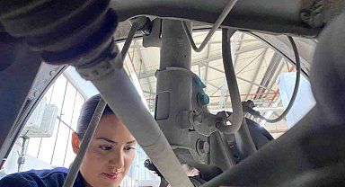 Oto tamirhanesinin üç üniversite diplomalı kadın ustası