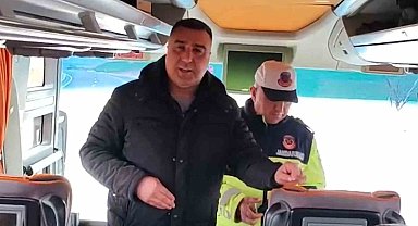 Otobüste sürpriz denetim: Sivil jandarma şoföre teşekkür etti, yolculara emniyet kemerini hatırlattı