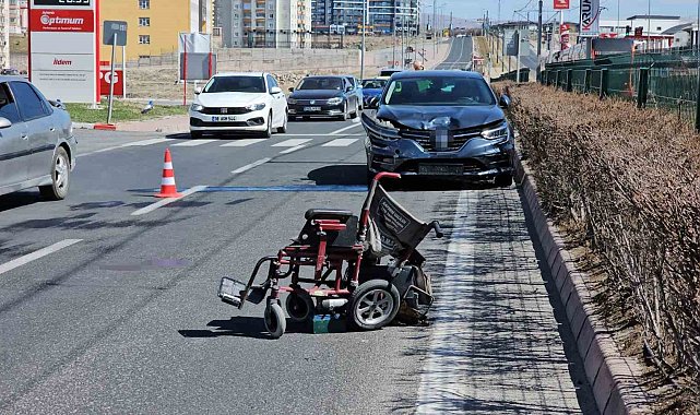 Otomobil akülü araca çarptı