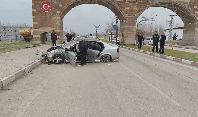 Otomobil ilçe girişindeki kemerin ayağına çarptı: 3 yaralı