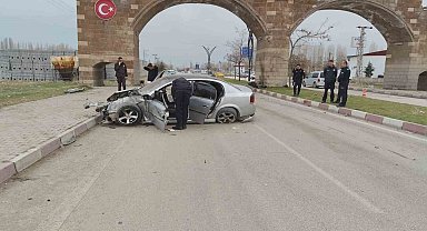 Otomobil ilçe girişindeki kemerin ayağına çarptı: 3 yaralı